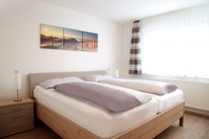Schlafzimmer mit Doppelbett