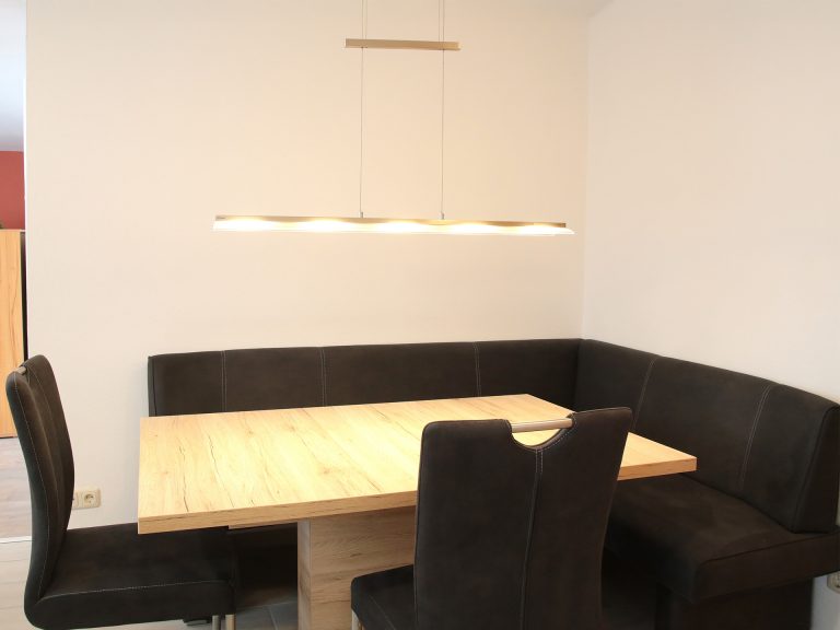 Esszimmer der Ferienwohnung Markgraf mit Esstisch, Stühlen und heller Atmosphäre