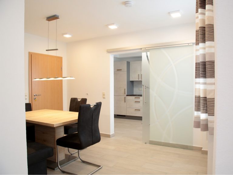 Essbereich der Ferienwohnung Markgraf mit Blick auf Esstisch und Wohnraum