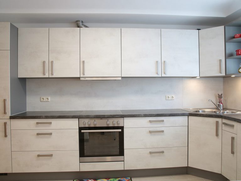 Kueche der Ferienwohnung Markgraf mit moderner Kuechenzeile, Arbeitsflaeche und heller Ausstattung