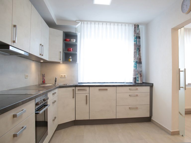 Kuechenbereich der Ferienwohnung Markgraf mit Blick auf Arbeitsflaeche und Ausstattung