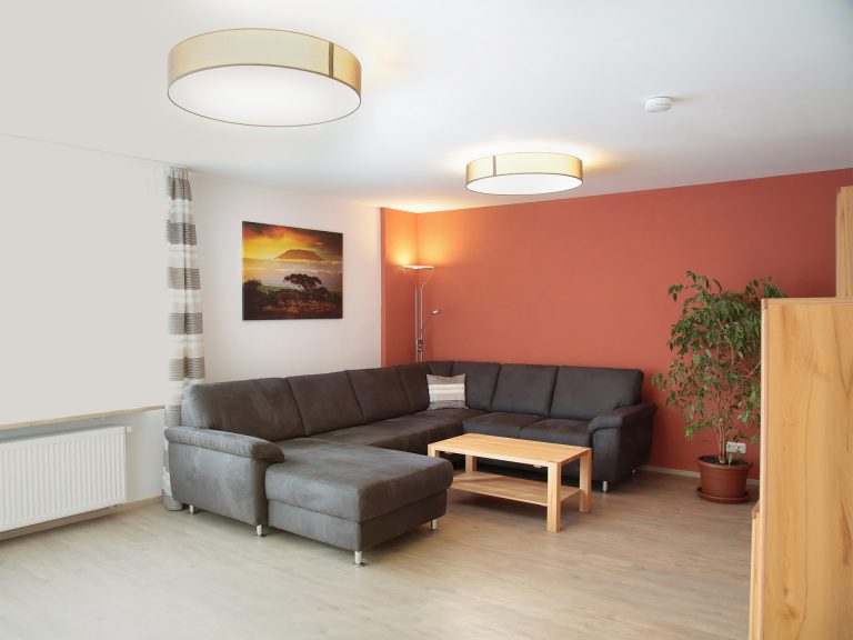 Helles Wohnzimmer der Ferienwohnung Markgraf mit Sofa, Couchtisch und gemütlicher Sitzecke