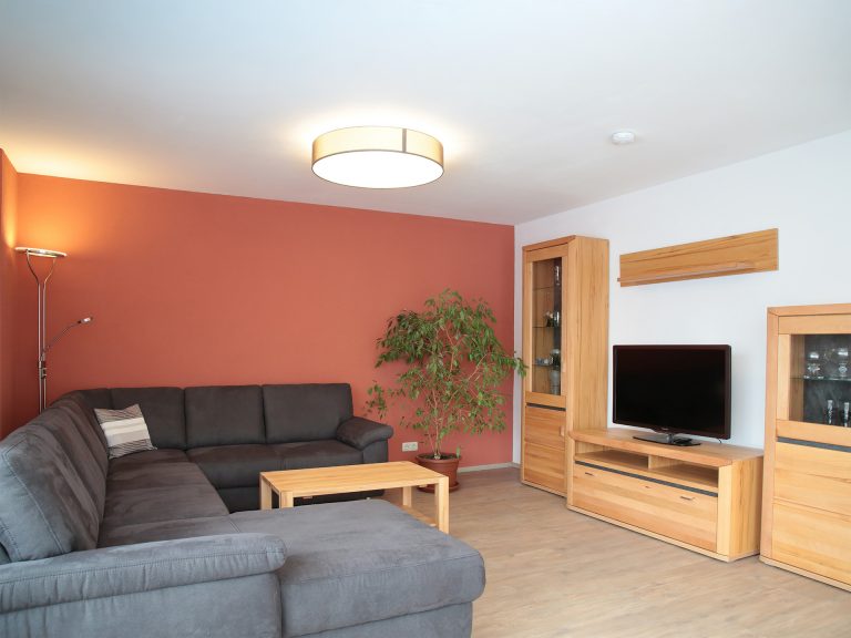 Wohnzimmer der Ferienwohnung Markgraf mit Blick auf Wohnbereich und moderner Einrichtung